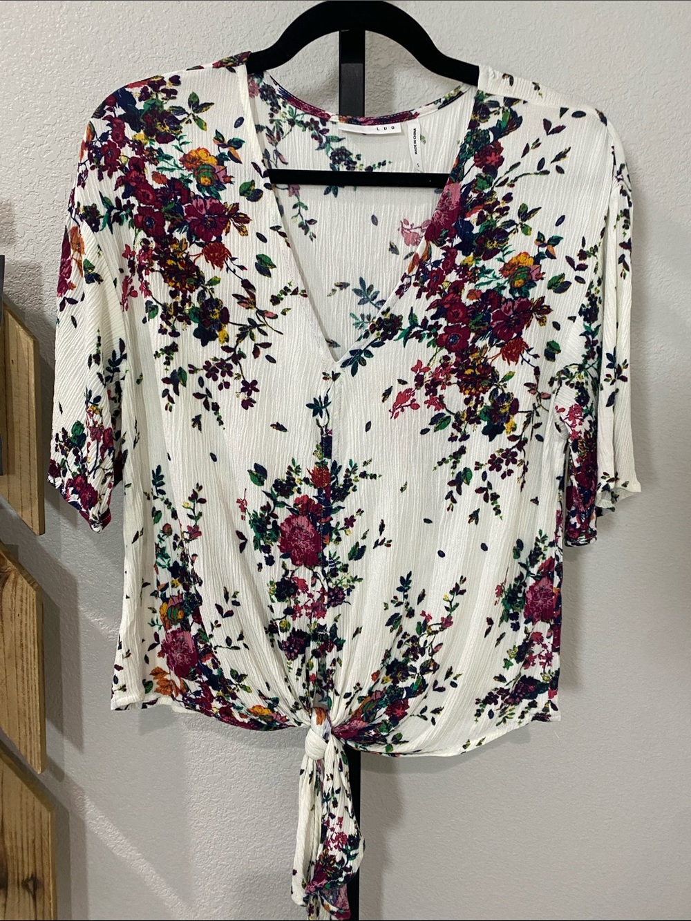 LUQ White Floral Tie-Front V-Neck Blouse rayon 20ptp 21L